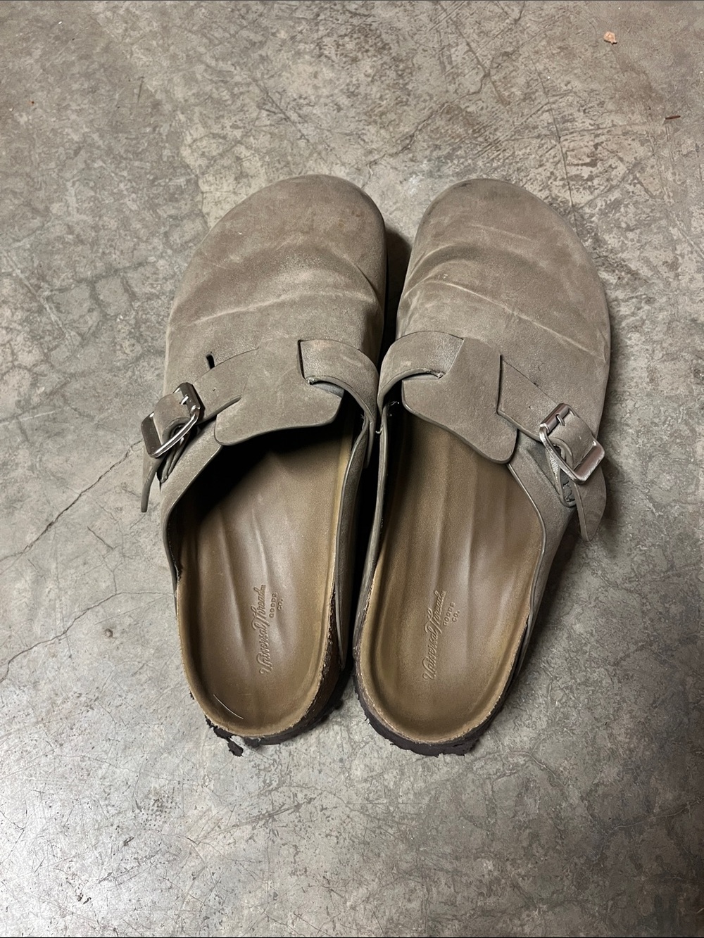 Universal Thread Clogs - Picture 2 of 3